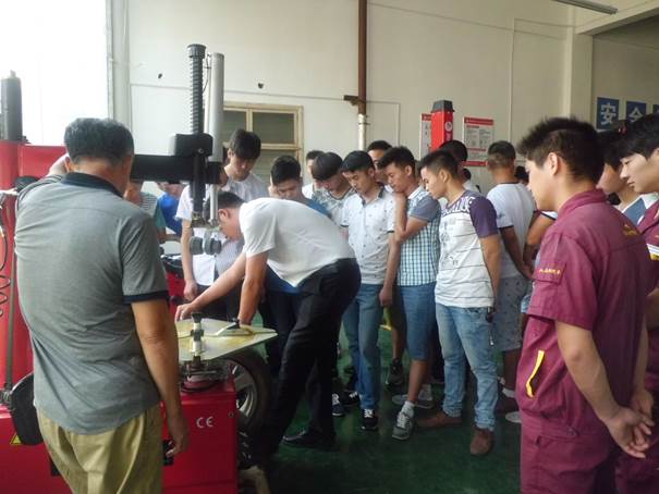 老师演示扒胎机使用方法