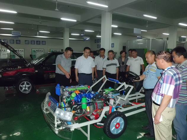 市领导观摩汽车专业实训中心建设