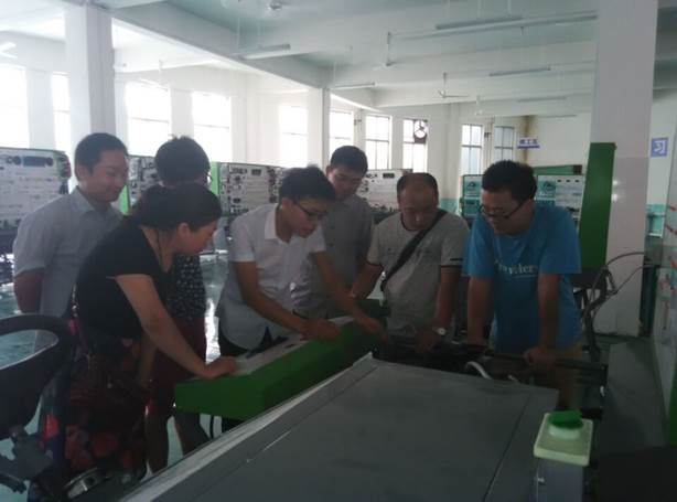 企业技术人员在与老师们交流学习